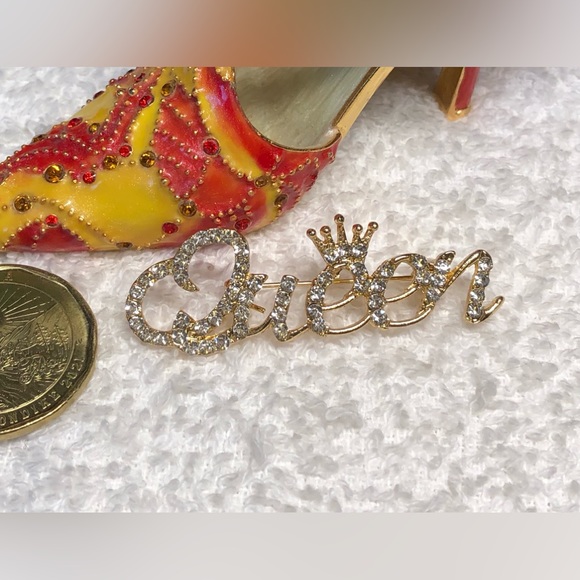 👑Pretty gold and rhinestone QUEEN brooch/pin - Picture 9 of 9